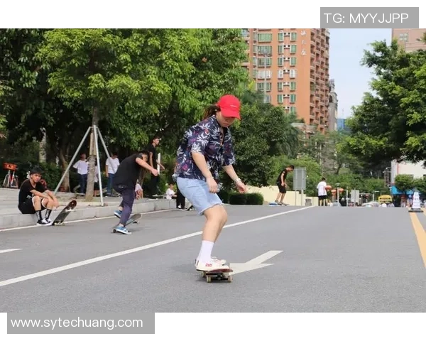 武汉滑板队的成长之路：一段青春与梦想交织的滑板纪实故事